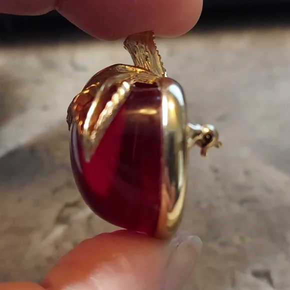 SOLD Vintage Signed Sarah Coventry Lucite Magenta & Goldtone Apple Brooch Pin - Picture 7 of 10